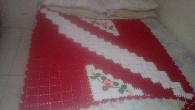 Toalha de croché vermelha, acompanhada de 3 panos de armário. - Foto 6