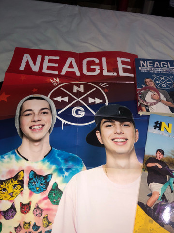 NEAGLE- Livro+pôster+pulseira+Livrão interativo