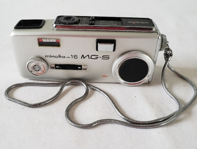 Máquina fotográfica Minolta 16 MGS