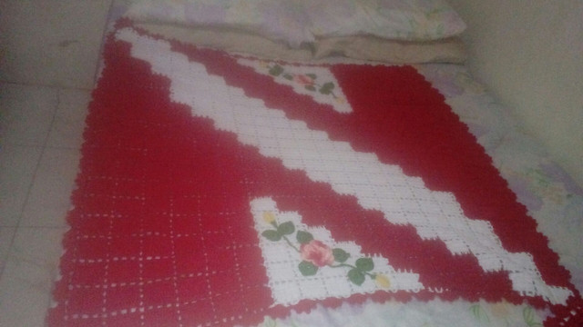 Toalha de croché vermelha, acompanhada de 3 panos de armário. - Foto 5