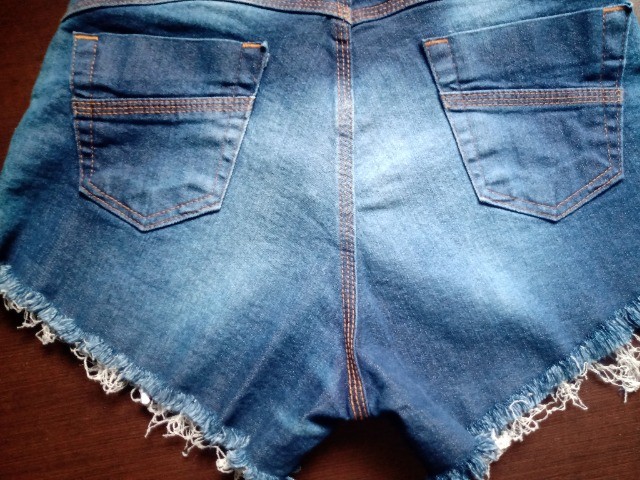 Short Jeans Curto Barra Desfiada Cintura Alta Veste Super Bem.