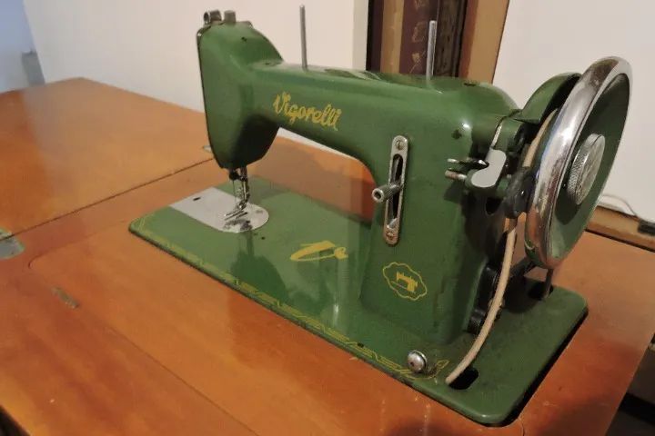 Antiguidade Relíquia - Máquina de costura reta Vigorelli, fabricada em 1959, em gabinete d - Foto 2
