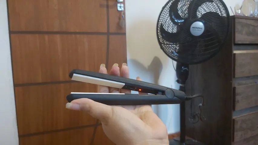 Prancha cerâmica portátil/ mini chapinha  - Foto 2