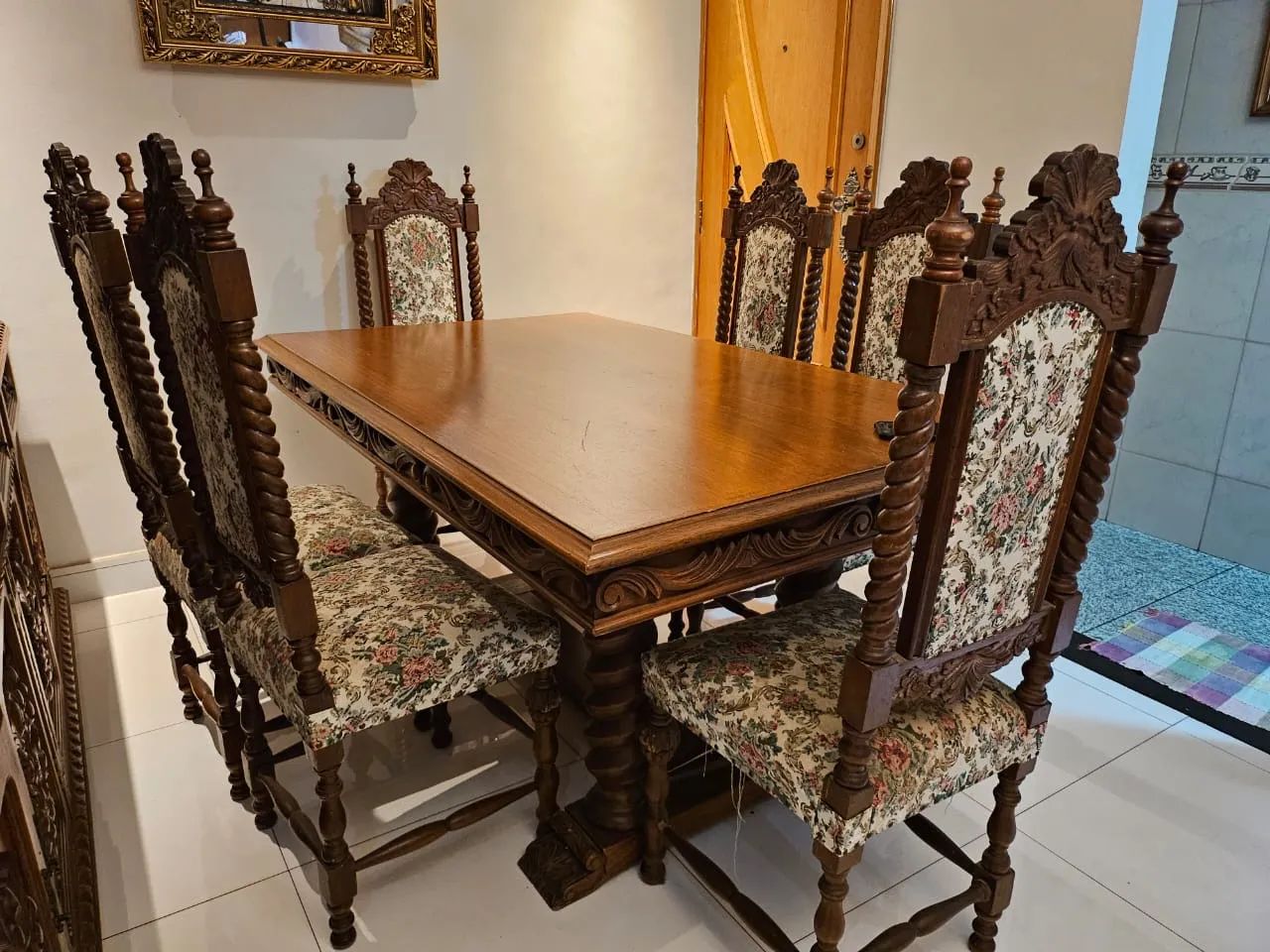 Mesa de cerejeira, talhada à mão, com 6 cadeiras. - Foto 4