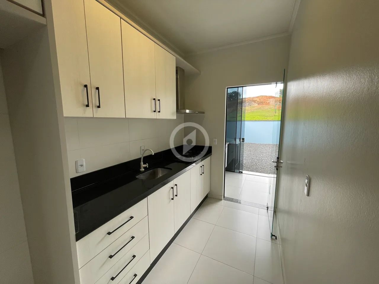 Casa Geminada de 3 quartos semi mobiliada - Foto 4