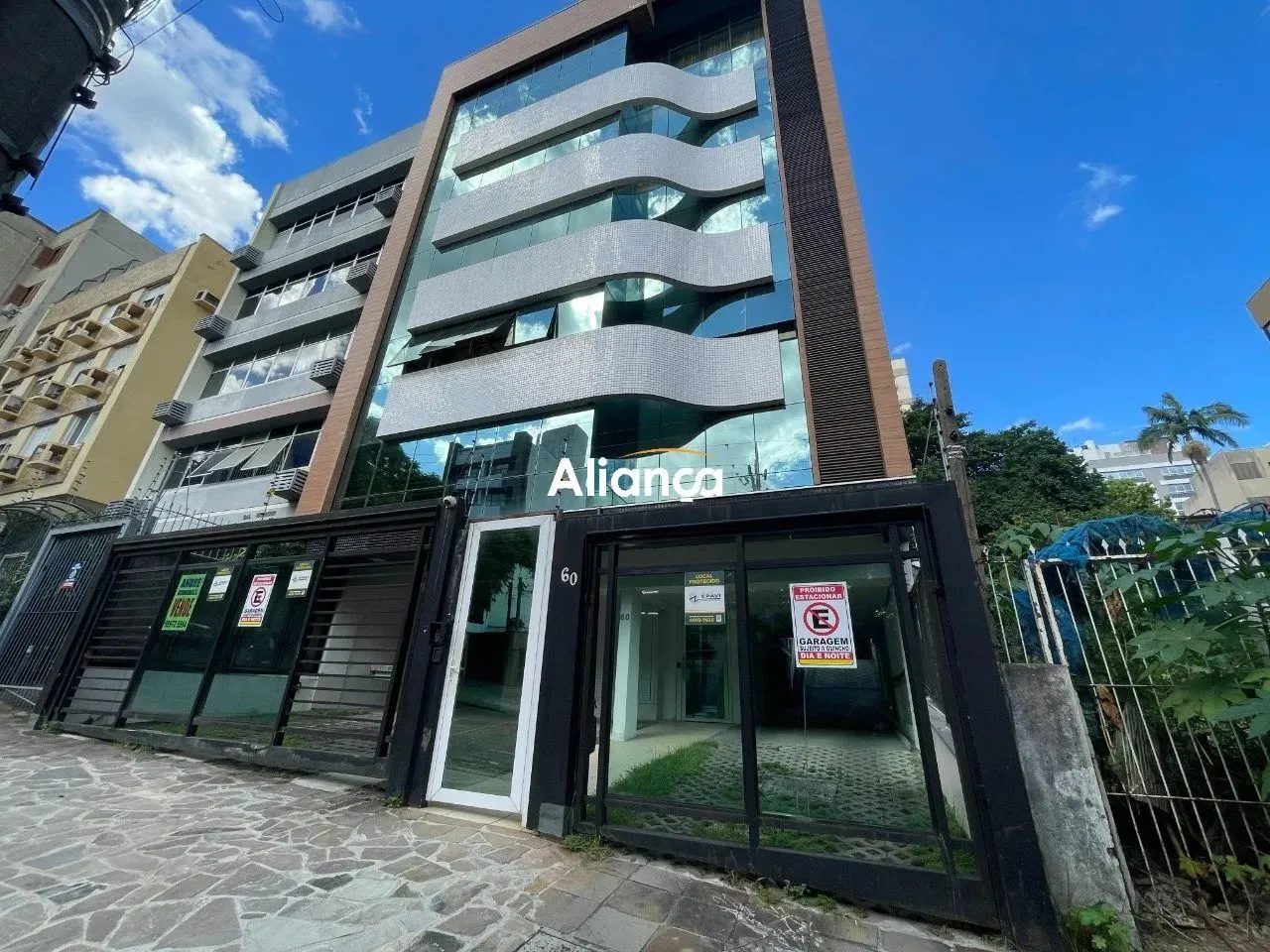 Sala comercial para aluguel com cozinha e vaga de carro no bairro Auxiliadora em Porto Ale