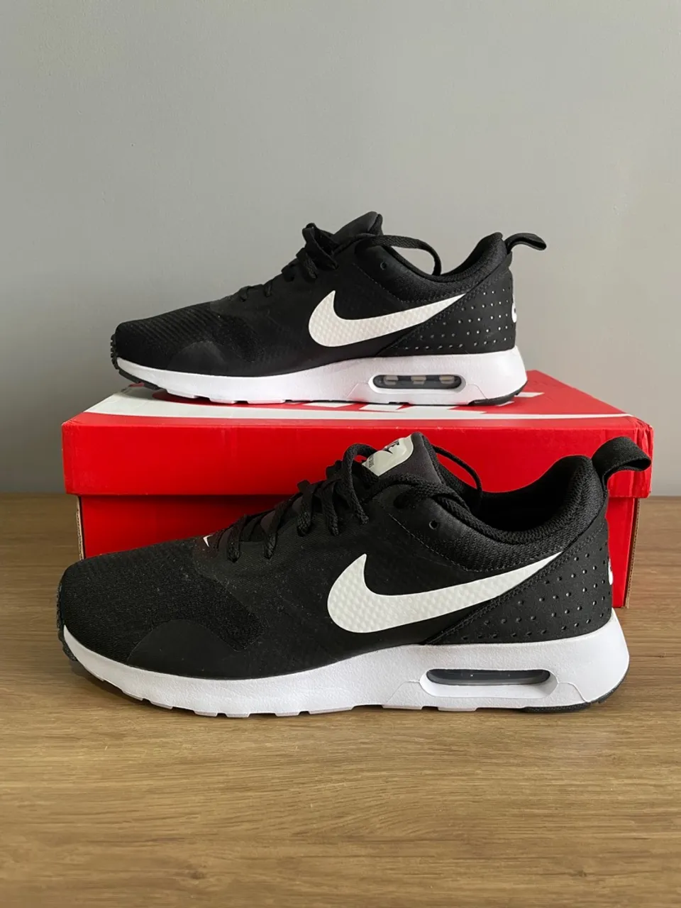 Tênis Nike Air Max Tavas - Preto e Branco