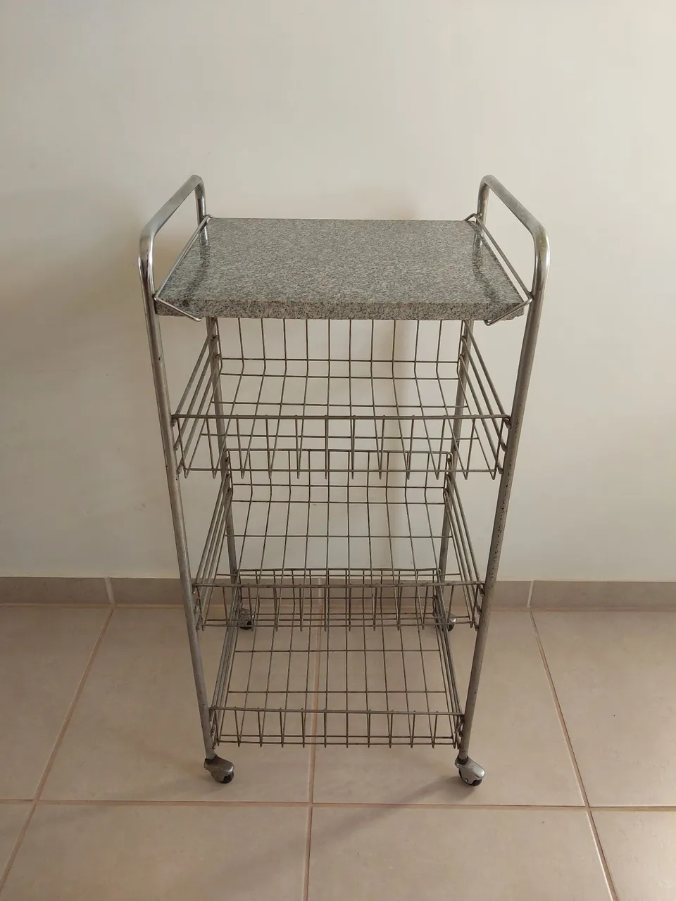 Fruteira de pé com rodinhas com tampo de Granito