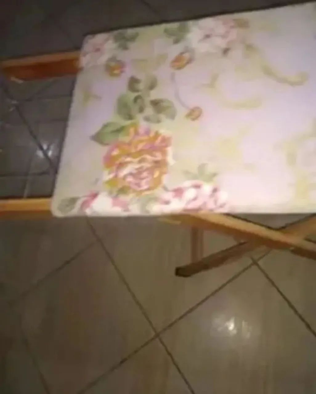 Tábua DE  PASSAR ROUPA  DOBRÁVEL com suporte para ferro  ESTAMPADA SEMI  NOVA. PERFEITA.  - Foto 4
