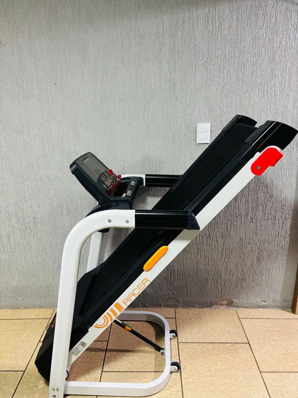 Esteira Athletic P/130kg 16km/h Semi Nova 