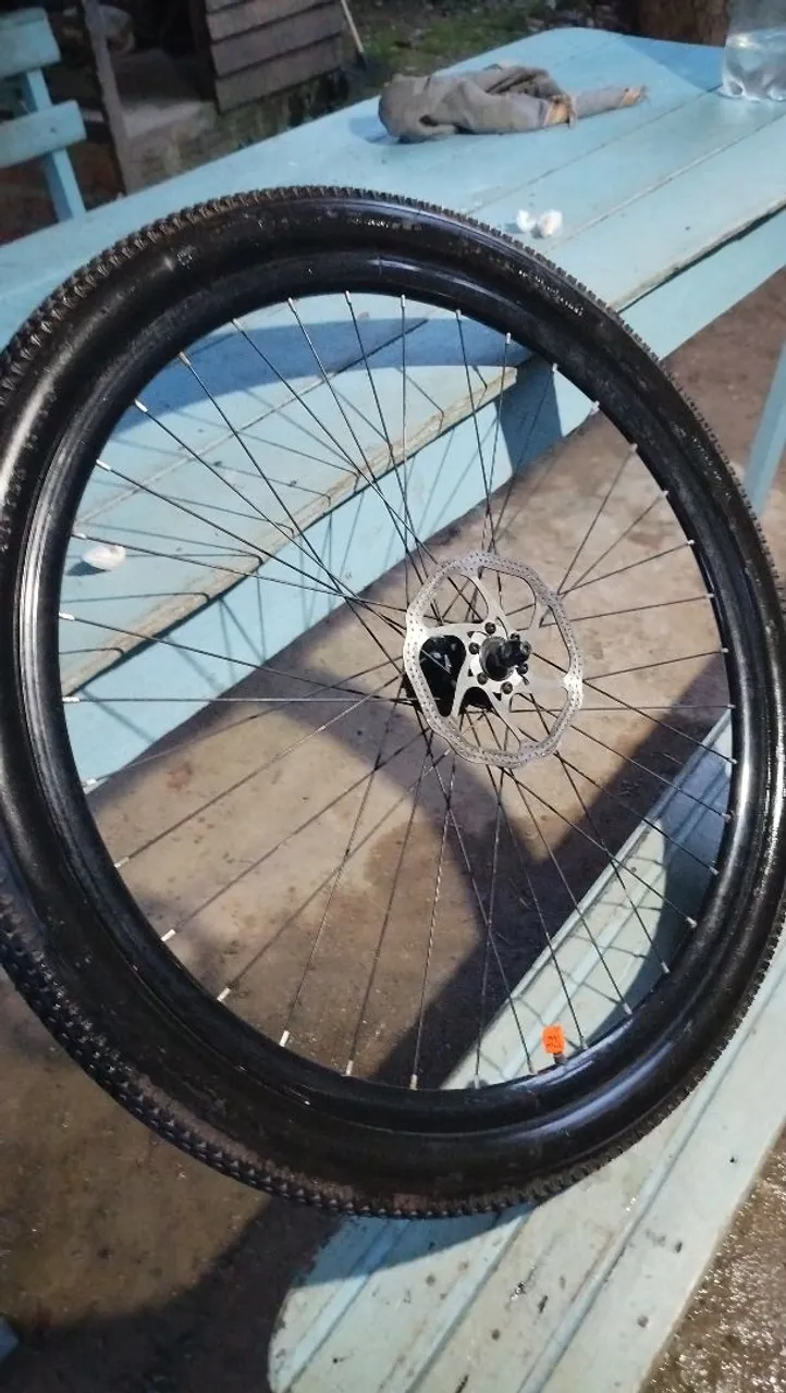 Roda de bicicleta com pneu