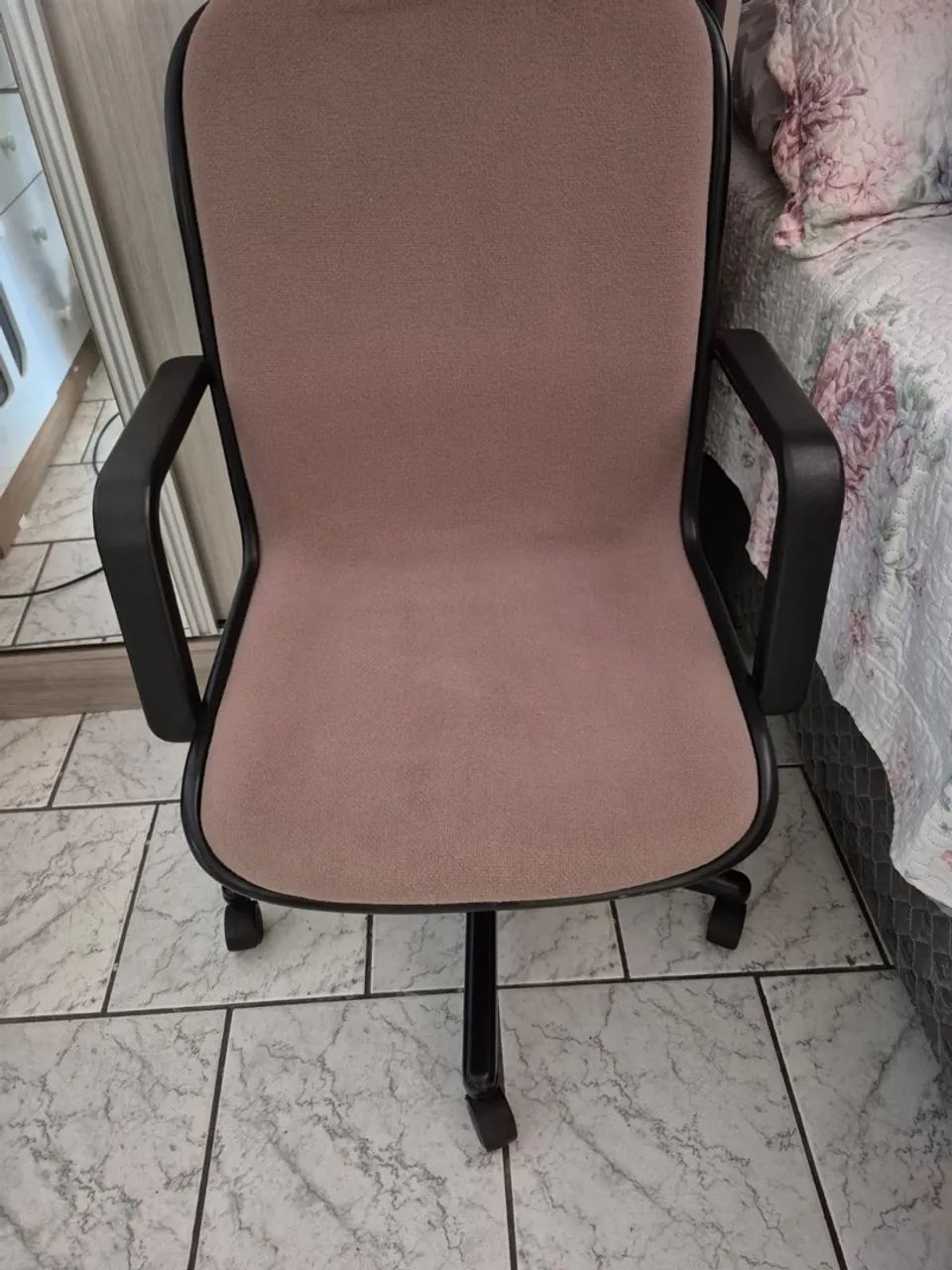 Cadeira de escritório confortável e ergonômica