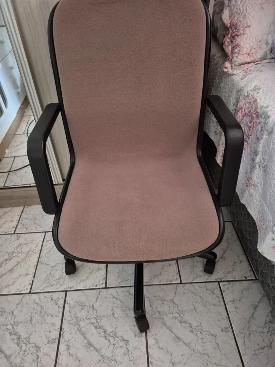 Cadeira de escritório confortável e ergonômica