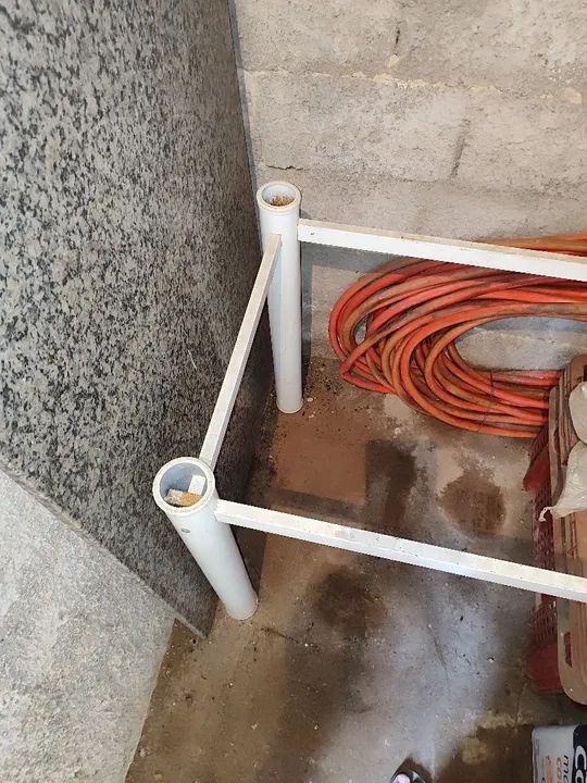 Mesa de granito com base branca em metal 