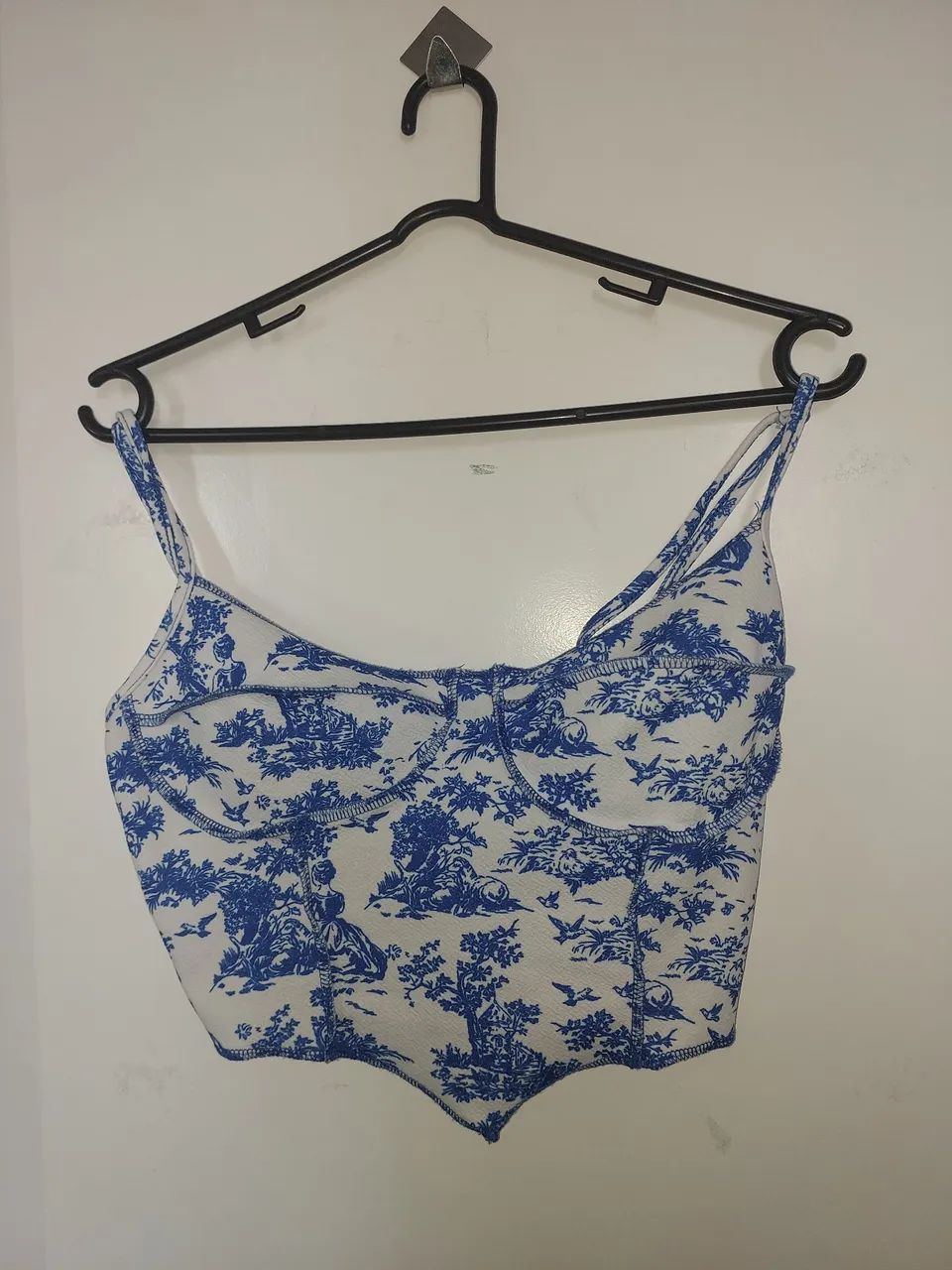 Cropped branco e azul estampado