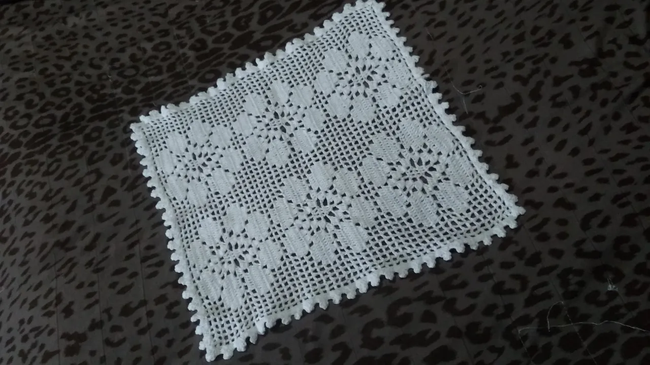 Centro / Trilho de mesa em crochê branco com detalhes florais | Vintage | Trouxe do Sítio