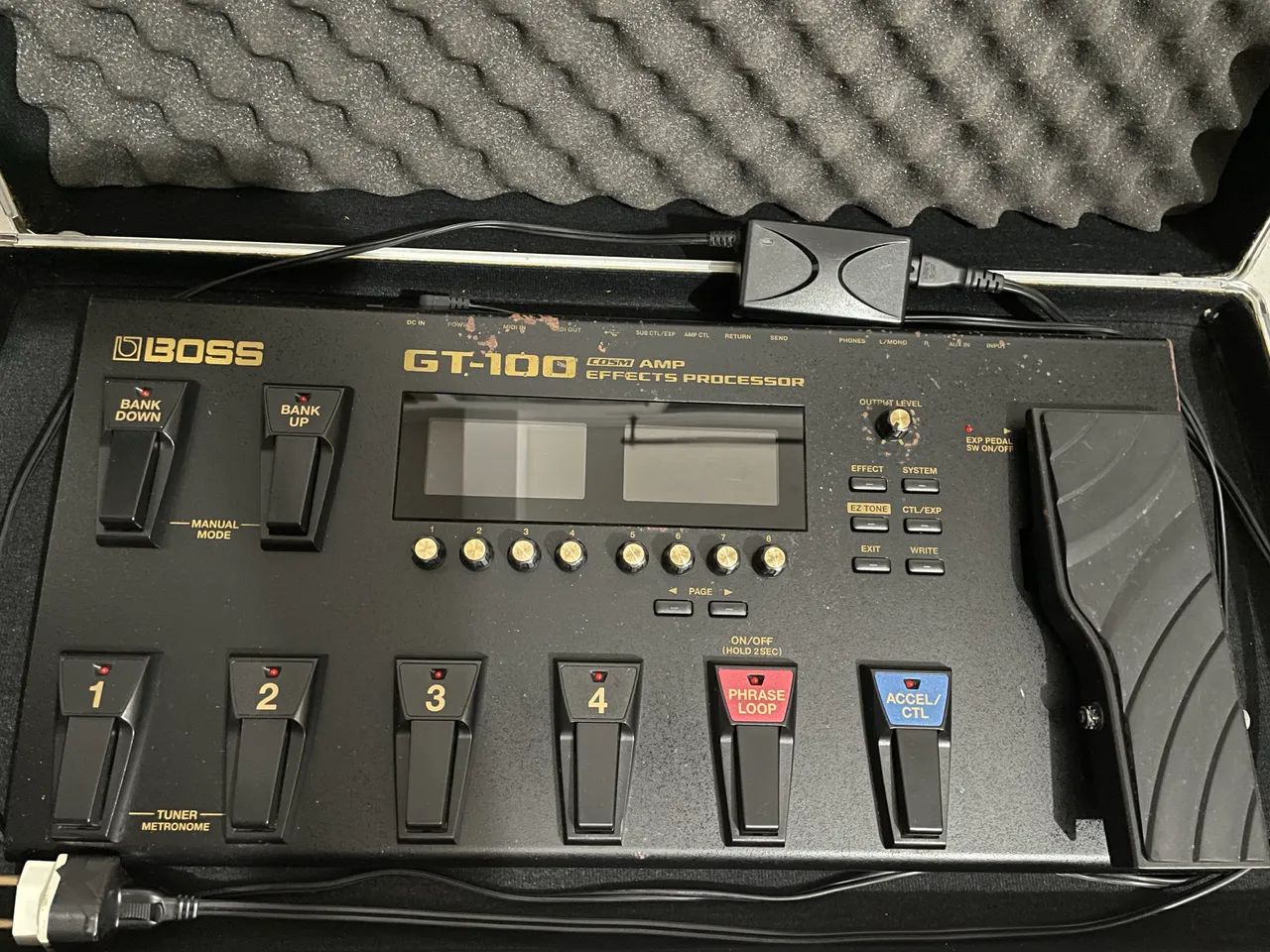 Pedaleira Boss GT100 com Flight Case da Solid Sound.