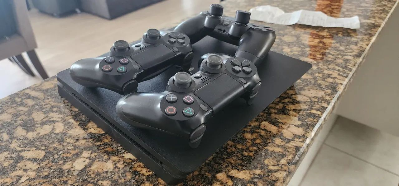 PS4 Slim - 1Tb - 3 controles