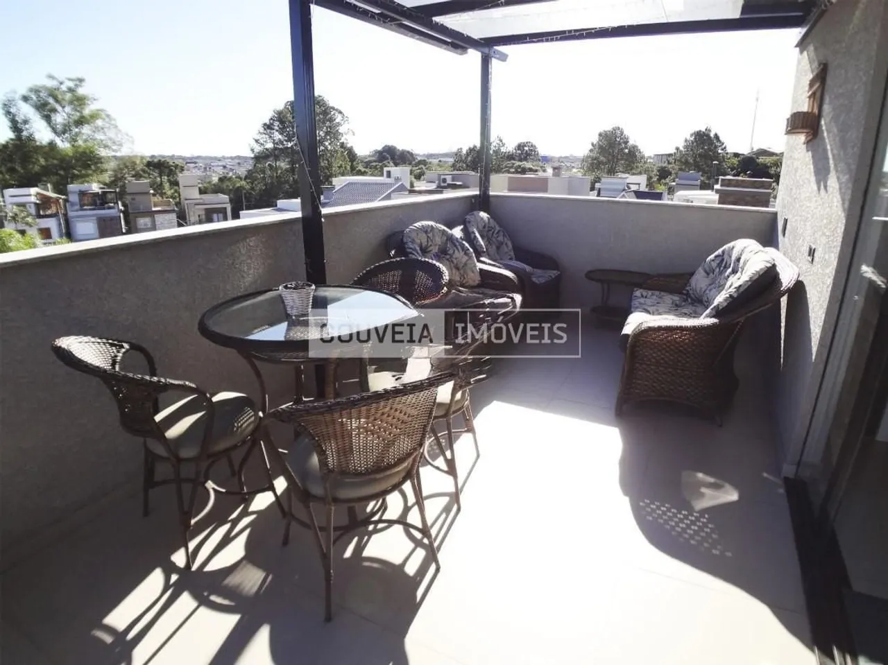 Sobrado Triplex com 3 Dormitórios, 1 Suíte, 157 m², à venda por R$ 920.000 - Umbará, Curit