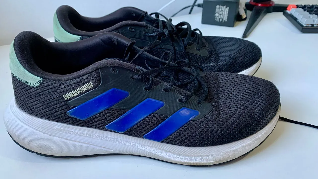 Tênis Adidas com detalhes em azul e verde água