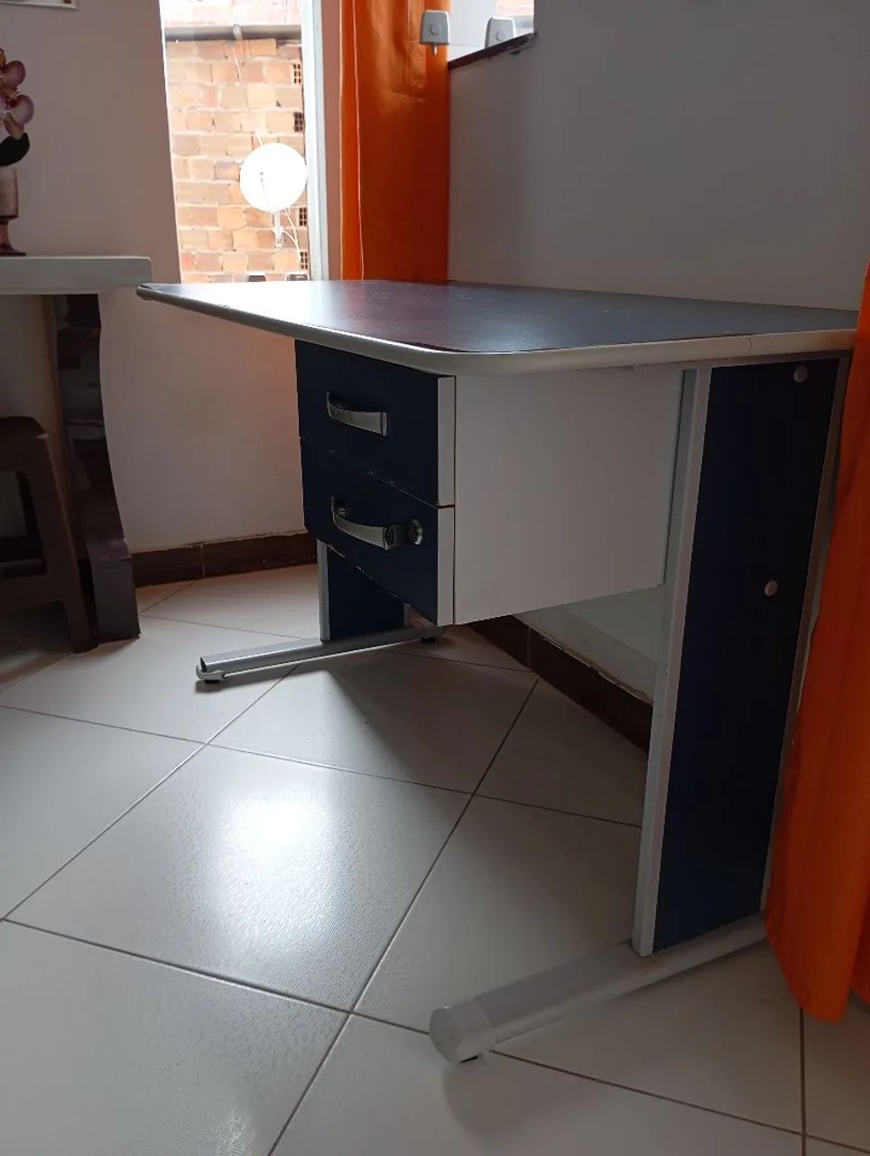 Mesa de Escritório Azul com Gavetas - Foto 4