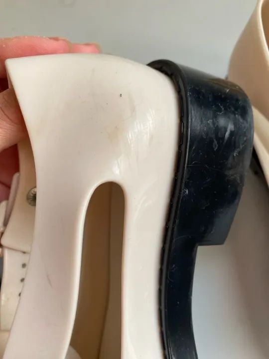 Sandálias Melissa T-Strap Bege - Foto 2