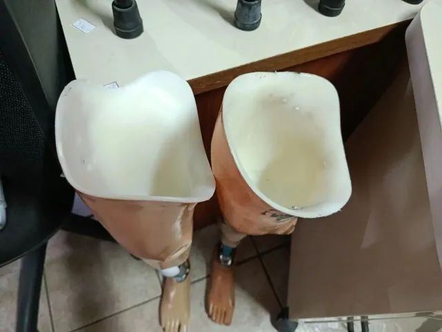 Prótese Perna Direita - Foto 3