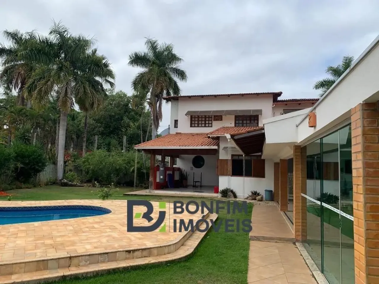 Estilo, Espaço e Lazer: Casa Colonial c/ Piscina em Lote de 1.100 m²