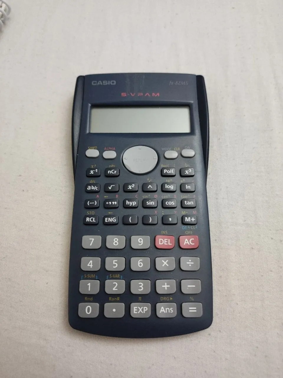Calculadora Científica Casio fx-82MS