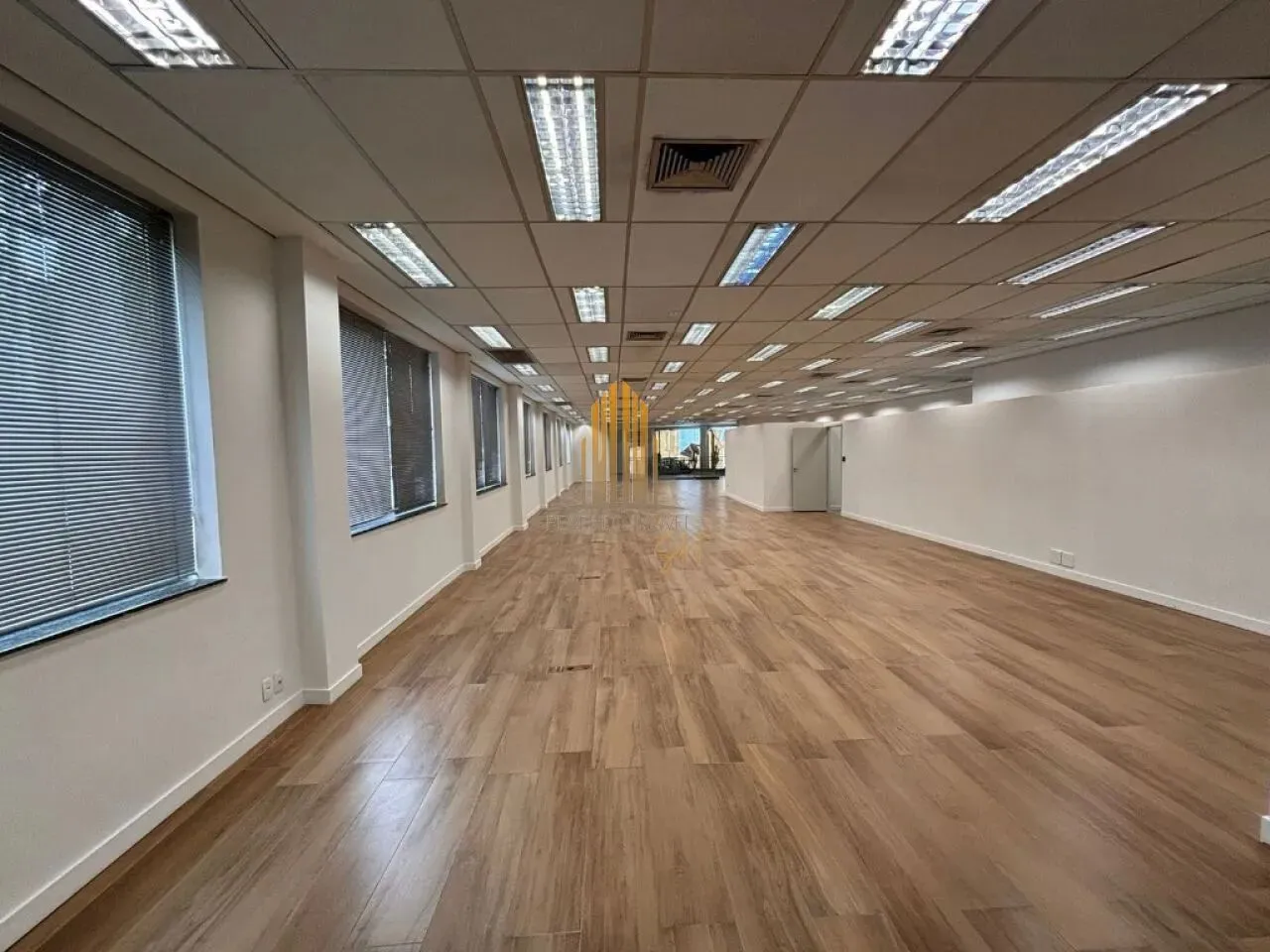 Ponto comercial á Venda, AV. BRIGADEIRO FARIA LIMA . 579M² - 2 salas, 3 banheiros 1 copa