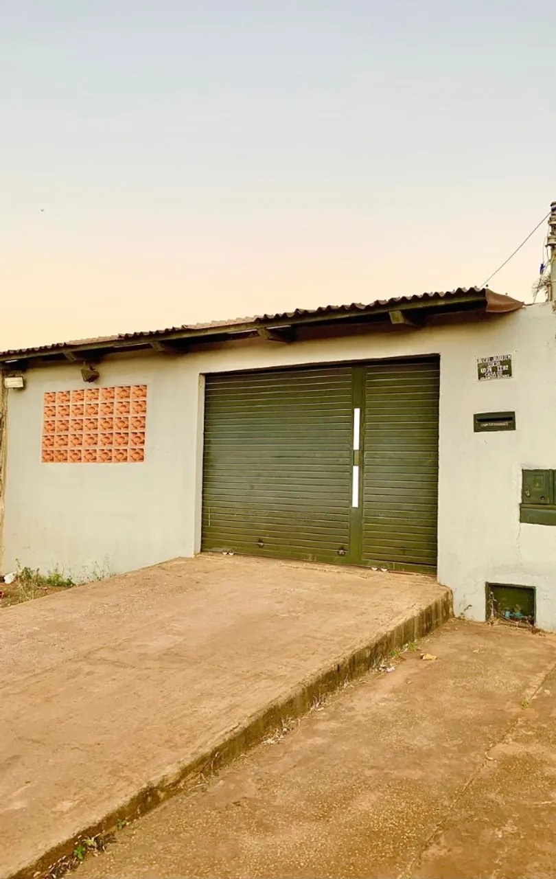 Casa térrea com 2 quartos grandes, garagem e varanda.