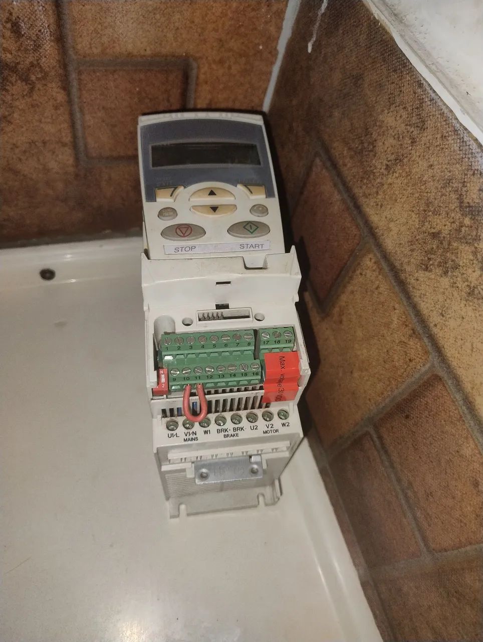 Inversor de Frequência Trifásico<br>2CV/1,5kW 380V 4,1A<br>ACS355-03E-04A1-4 - Foto 4