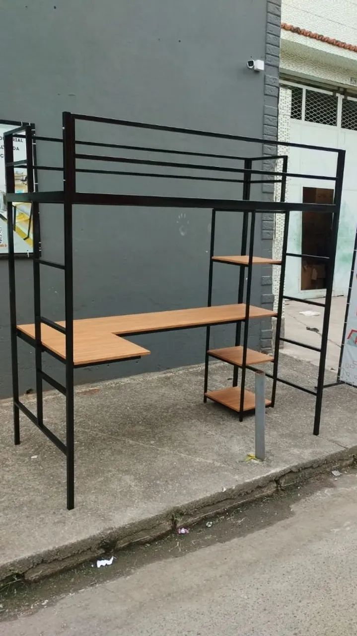 Cama suspensa com escrivania 