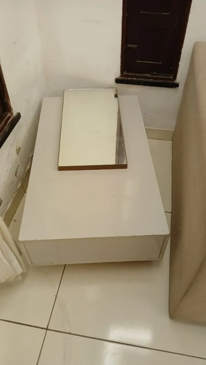 Mesa de centro branca em ótimo estado