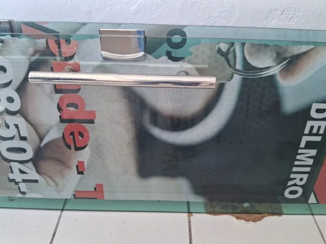 PARTA DE 4 ABAS EM BLINDEX, COM FECHADURA PUXADOR, E ESTRUTURA EM ALUMINIO .