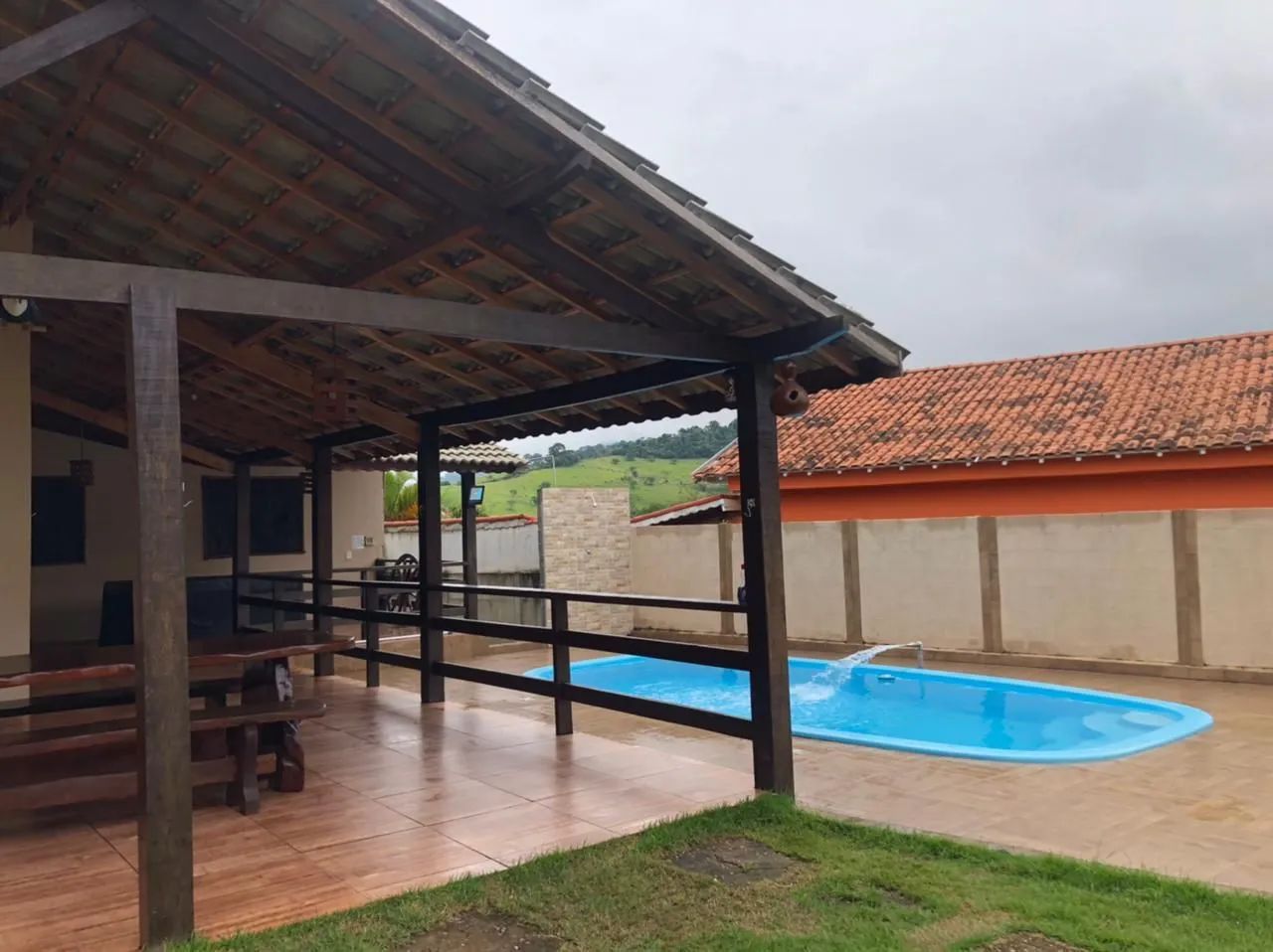 Sítio com piscina e churrasqueira