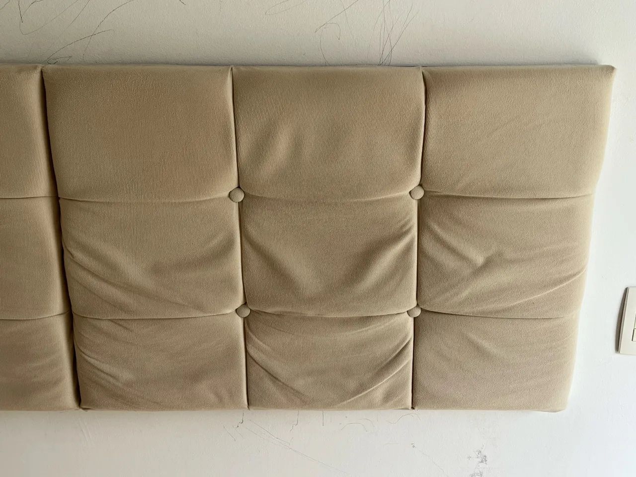 Cabeceira de cama acolchoada de suede bege 158cm  - Foto 5