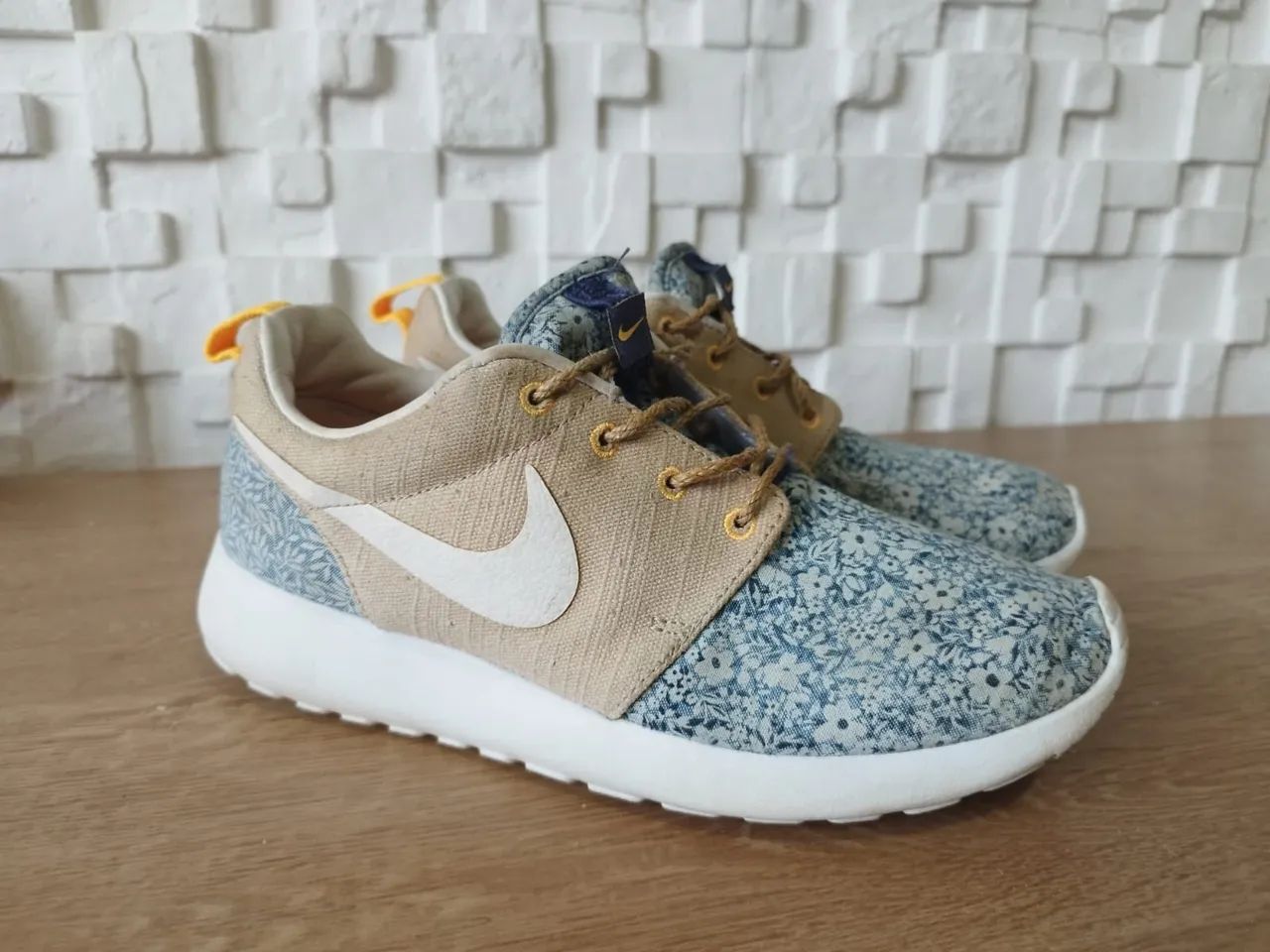 Desapego Tênis Nike Roshe Floral Bege e Azul tam 35 Calçados