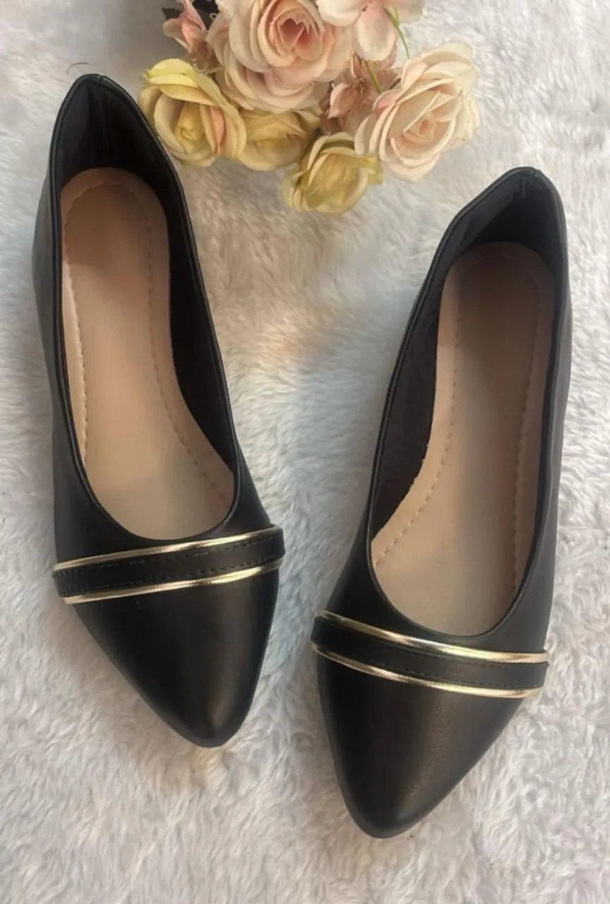 Sapatilhas Femininas Ponta Preta com Detalhe Dourado