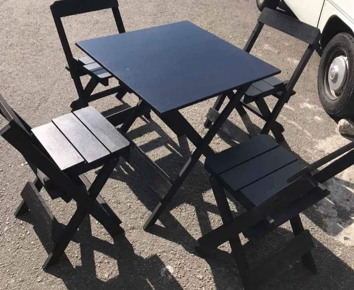 Conjunto todo preto Mesa 70x70 e 04 Cadeiras Dobráveis 