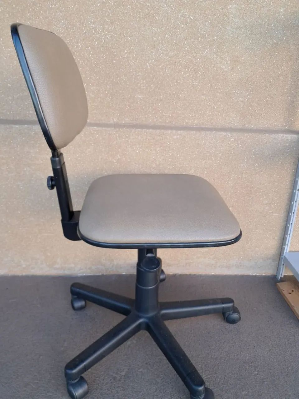 Cadeira Giratória de Escritório - Regulagem de Altura e Encosto - Foto 5