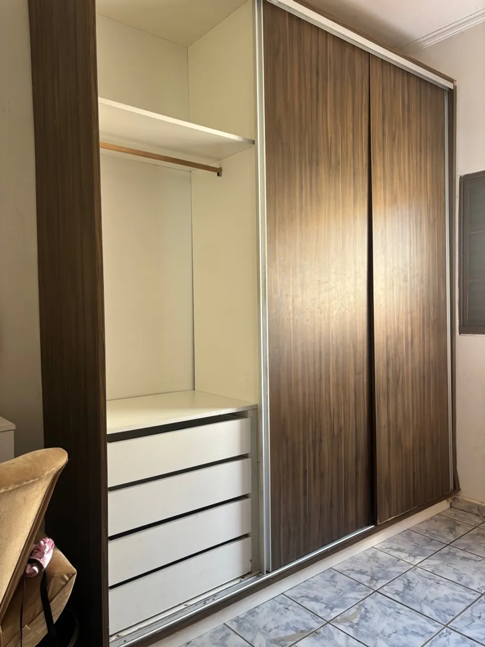Guarda-Roupa Amadeirado com Gavetas