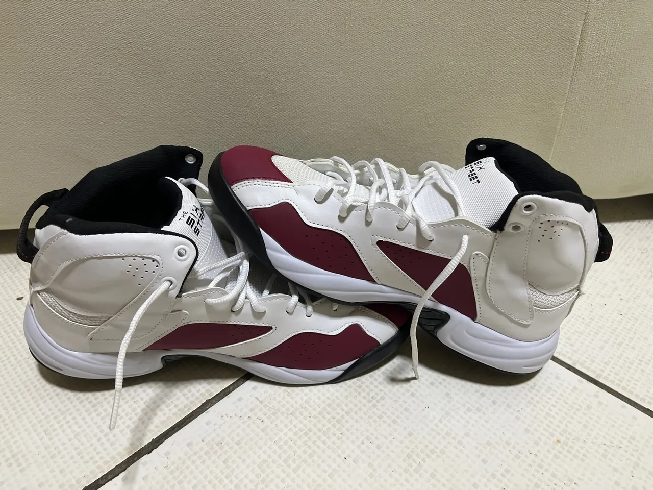 Tênis Esportivo Branco e Vinho