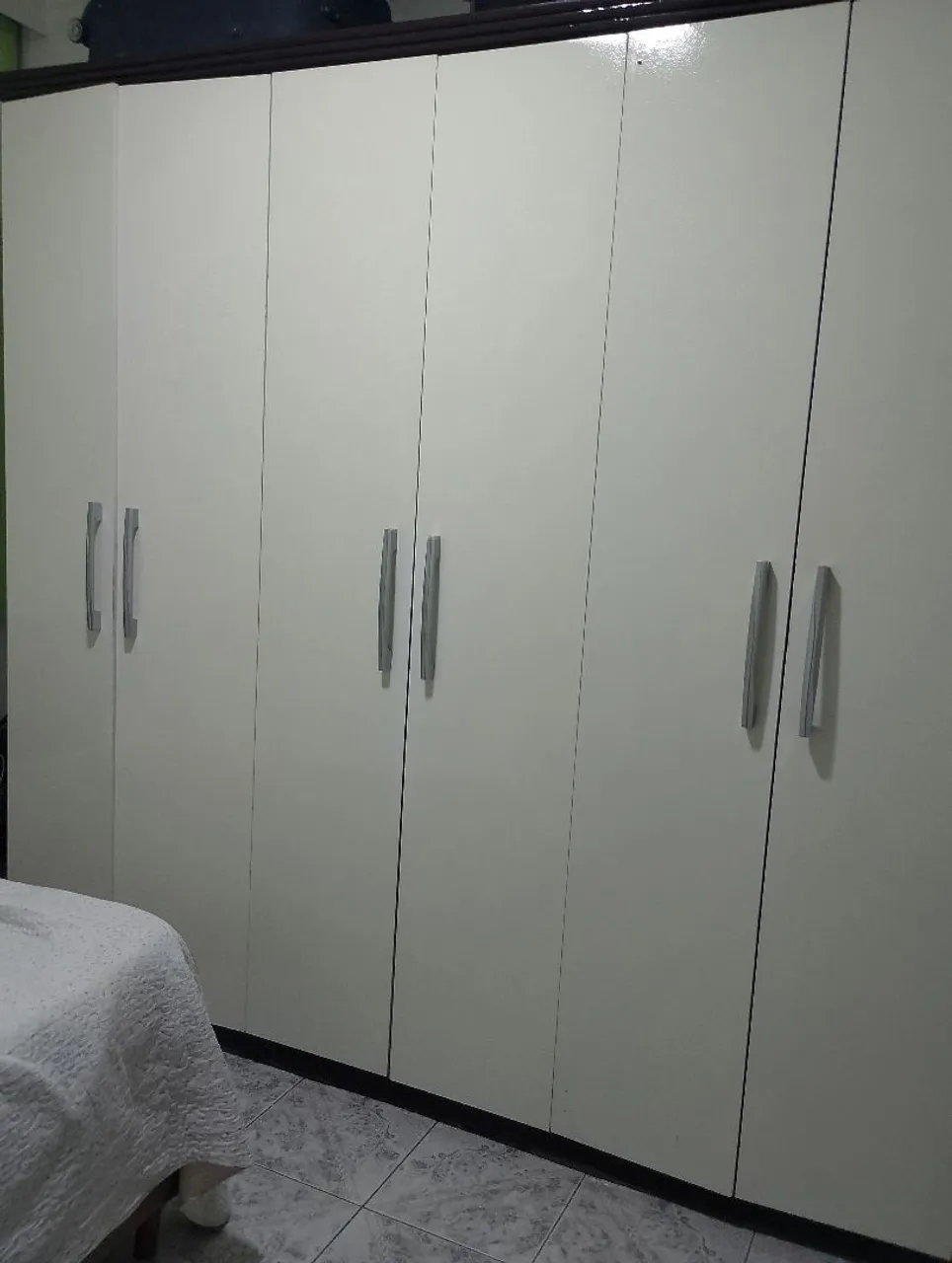 Guarda-Roupa Branco Moderno e Espaçoso