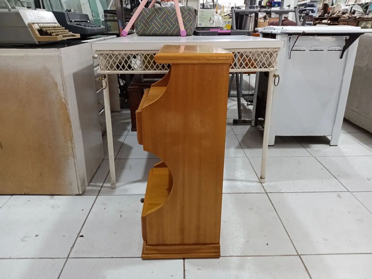 Mesa de Cabeceira /criado mudo  com 2 Gavetas em Madeira  - Foto 2