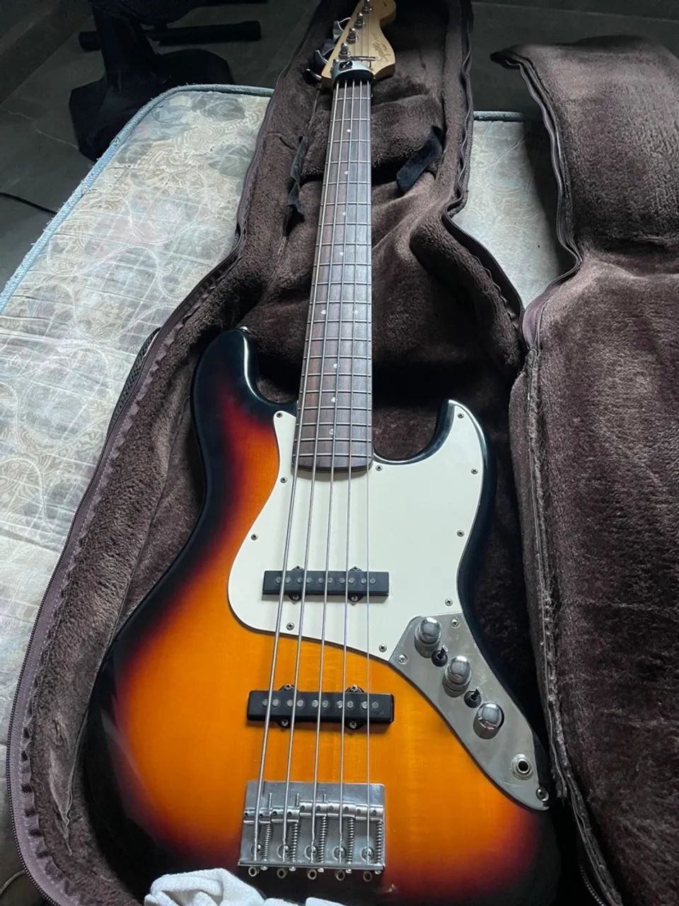 Baixo Squier Jazz Bass V cordas  - Foto 2