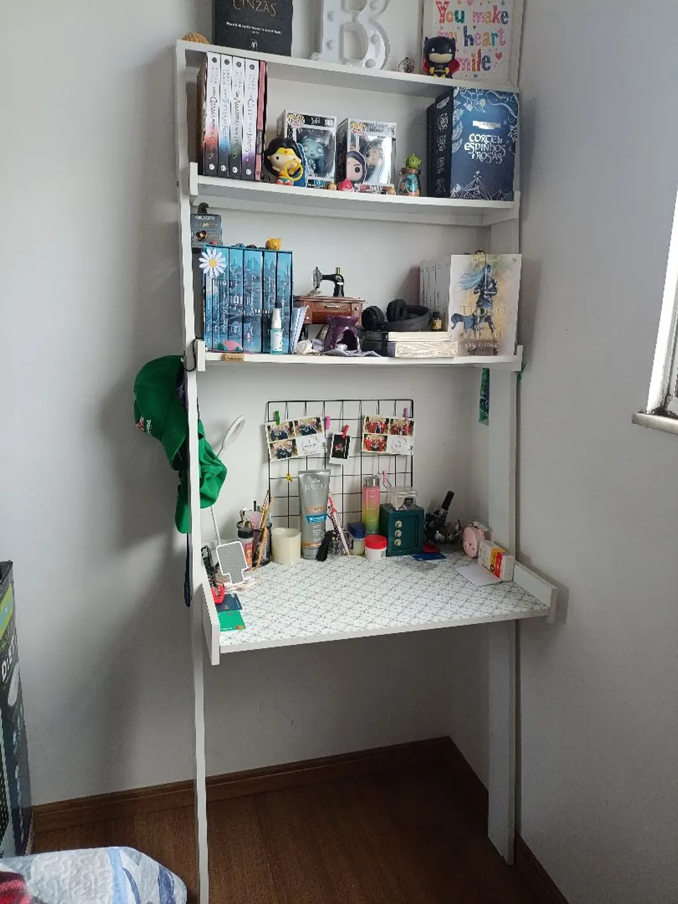 Escrivaninha com estantes embutidas - Perfeita para seu cantinho!
