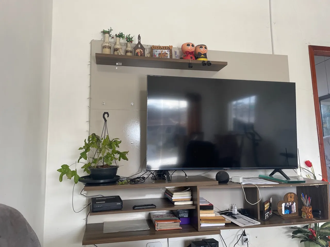 Painel de TV Completo com Prateleiras e Decoração