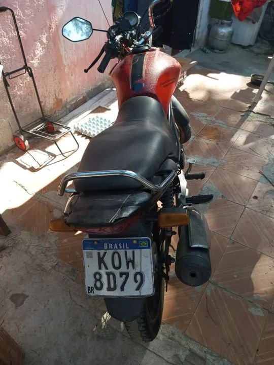 Vende -se titan 125 ano 2010 em dia só transferir motor feito está zero pneu novos  - Foto 2