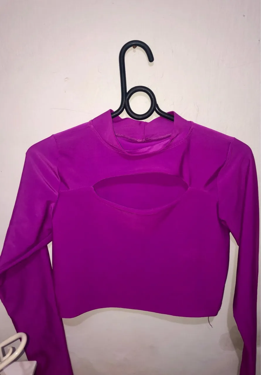Top cropped roxo com detalhe vazado